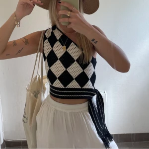 Virkad topp - Säljer denna fina virkade toppen från & Other stories. Köpt för 700kr förra sommaren. Använd en gång. 