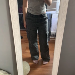 Low waist cargo byxor !!!! - Säljer nu dessa superbekväma cargo jeans som dessutom är lågmidjade !!! Nypris ca 200 kr 