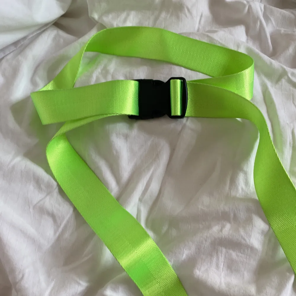 Neon grönt skärp som passar många storlekar eftersom den är väldigt justerbar 💚passar snyggt till tech outfits 💚 jag har tidigare klippt lite av bandet för att det blev för långt när jag spände den och klippte därför den sista biten och brände den (bild3). Accessoarer.