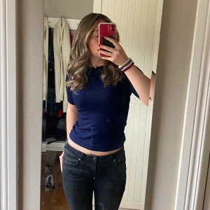 Zara stickad  - Stickad t-shirt från zara storlek s marinblå pris 200kr