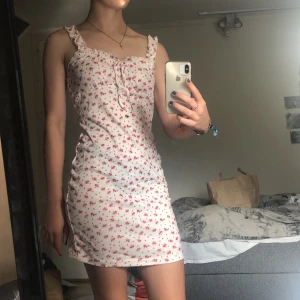 Blommig klänning från SHEIN  - Klänning rån SHEIN i storlek L. Inköpt för 2 år sen men för stor storlek redan från början och har bara legat i påsen den levererades i sen dess. Aldrig använd. 