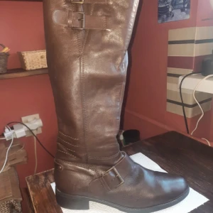 Snygga bruna stövlar! - Snygga stövlar! De är lite tunnare så passar perfekt till sommaren! 