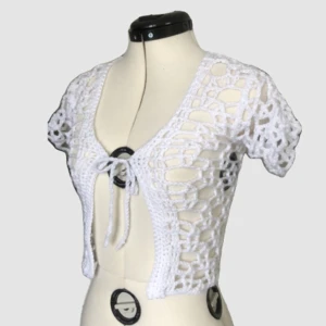 Kortärmad kofta  - Handgjord, virkad kofta med knytning i fram. Var inte blyg med frågor och tryck gärna på köp nu! 😊   Jag kan göra denna i fler färger och storlekar, skicka en chatt vid intresse! 💗💗