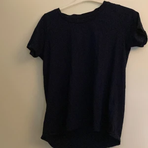 T-shirt - Säljer denna t-shirt då den aldrig blivigt till användning 