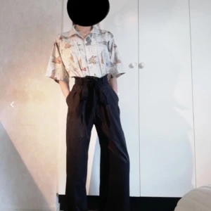 Wide leg high waist dress pants - Vida/baggy nästan high waist kostym byxor i god skick. Köptes för 350 kr. Gjord av 100% bomull. Pris kan diskuteras ❤️