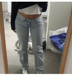 Lågmidjade jeans - Slutsålda lågmidjade jeans från Gina tricot, supersnygga och i bra skick💗 skriv privat om du har några funderingar