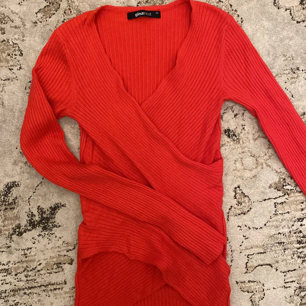 Röd tröja från gina tricot i storlek XS. . Toppar.