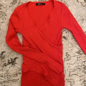 Röd tröja från gina tricot i storlek XS. 