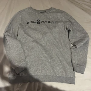 Grå sail racing sweatshirt  - Grå sail racing sweatshirt i strl 170. Använd 1 gång, utan skavanker. Nypris 1200
