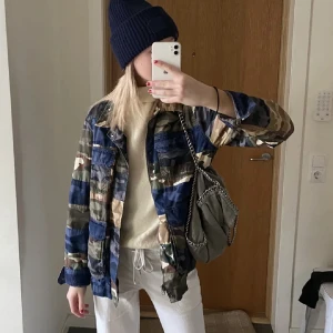 Jacka - Supersnygg army jacka säljes då den tyvärr inte kommer till användning längre! Den är lite fodrad! Köpt här på plick för ca 1 år sedan🩷 (lånade bilder)