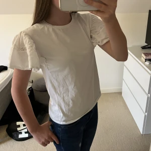 Zara topp med volang  - Säljer dessa super fina volag toppar/ t-shirts ifrån zaras barnavdelnig. Köpta för ca 200kr styck och säljs nu för 50kr eller 2 för 75kr. De är väldigt bra skick och är i storlek 152. Kontakta för fler bilder eller frågor!