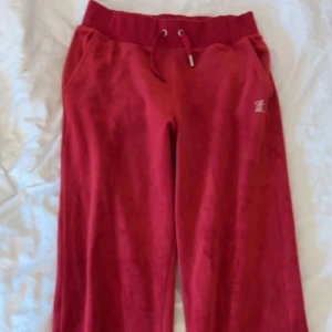 Juicy byxor  - Jätte söta fina små juicy byxisar med text, sålde hela sättet innan men koftan såldes så lägger upp byxorna enskilt nu. Nästan oanvända jätte bra kvalite förutom att den ena silver grejen har trillat av på ena snöret men inget som syns jätte mycket.