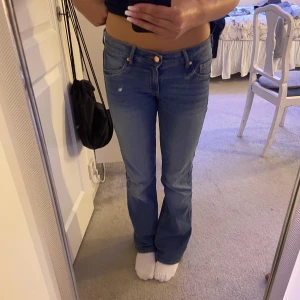 Blåa lågmidjade jeans  - Säljer mina blå lågmidjade jeans från H&M då dom inte kommer till användning längre, inga defekter och är jätte bekväma. Kom privat för fler frågor eller bilder 🌟