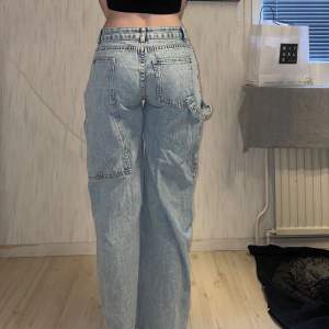 Ljusblå baggy jeans i storlek XS/S. Fint skick utan några defekter. Hör av er vid frågor eller funderingar.💕