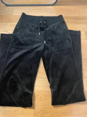 Juicy Couture byxor - Säljer nu mina Juicy Couture byxor eftersom de inte kommer till användning längre. Använda ett fåtal gånger, ändå bra skick! 