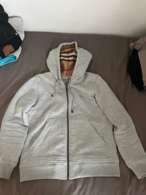 Burberry nova zipup - Säljer då min Burberry zipup i storlek M då den inte används längre.