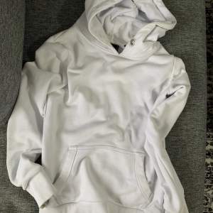 En vit hoodie ifrån märket superdry. I bra skick finns flera bilder på om ni vill ha!