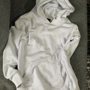 Hoodie - En vit hoodie ifrån märket superdry. I bra skick finns flera bilder på om ni vill ha!