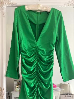 En grön klänning och en klänning kavaj från pretty little things 