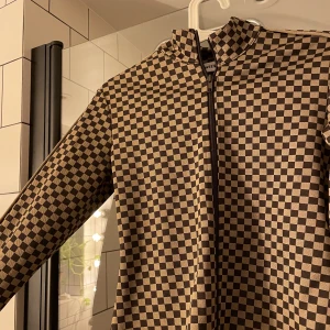 Rutig tröja från Weekday - Snygg rutig tröja från Weekday som har en supercool ”dubbeldragkedja”. Man kan liksom dra upp båda dragkedjorna o så är den öppen där nere men ständ däruppe och det blir supersnyggt! 