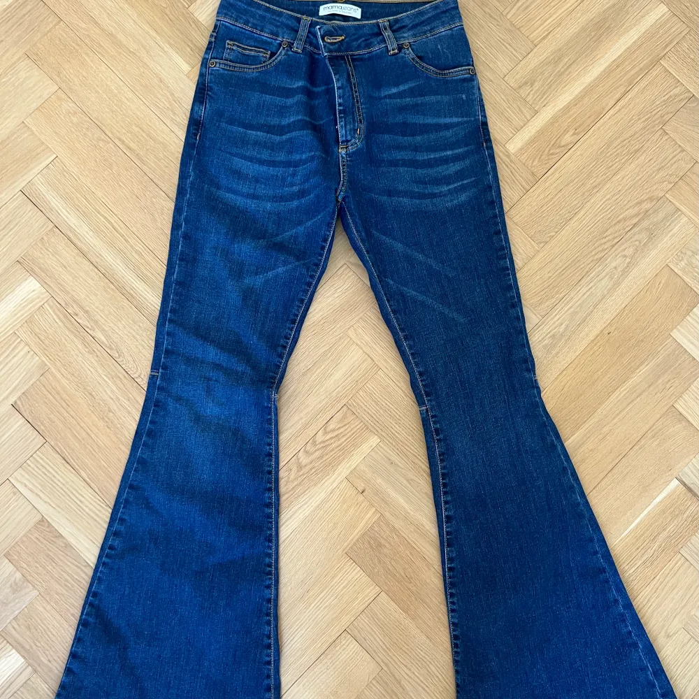 Så snygga mörkblå bootcut jeans. Endast använda några gånger. Storlek 34.. Jeans & Byxor.