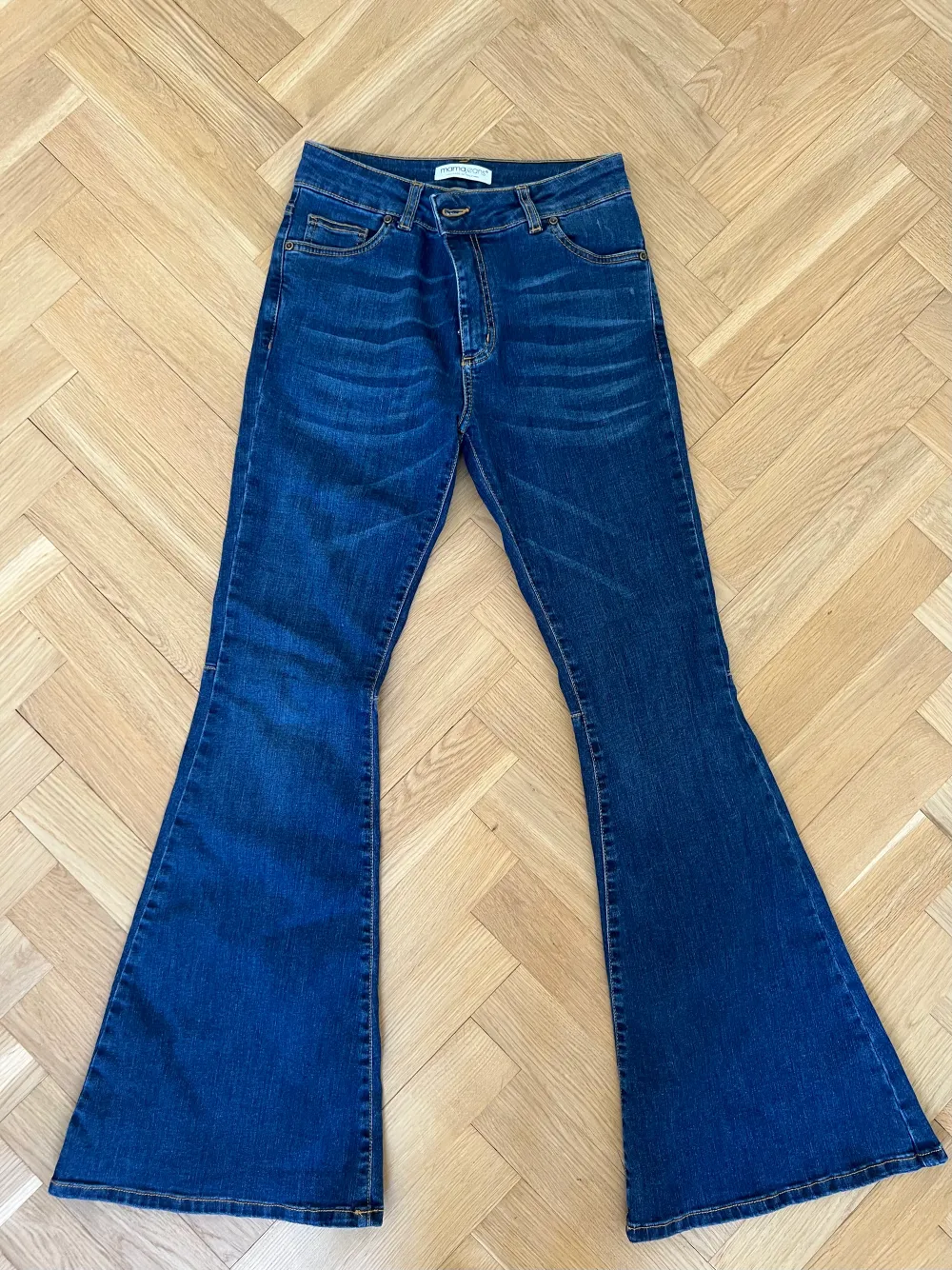 Så snygga mörkblå bootcut jeans. Endast använda några gånger. Storlek 34.. Jeans & Byxor.