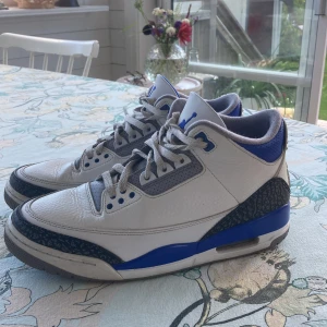 Jordan 3 racer blue - Säljer mina använda Jordan 3, 4/5 i skick men lite creasade längst fram  Pris: 1600 men kan diskuteras