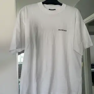 Balenciaga tshirt, vit Använd 1gång Säljes pga fel storlek