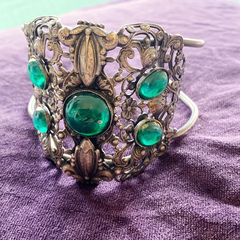 Vackert armband med smaragdgröna stenar . Accessoarer.