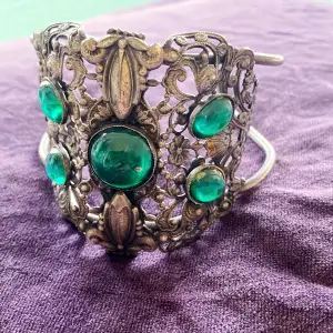 Vackert armband med smaragdgröna stenar 