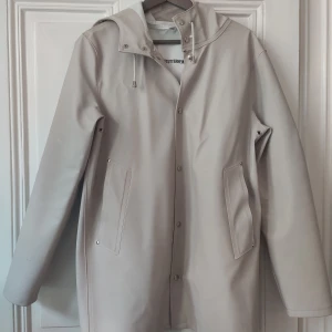 Stutterheim raincoat - Classic Stutteheim raincoat in good condition, light sand color. Size XS unisex so close to women's size S. Some small marks of use, see last picture.