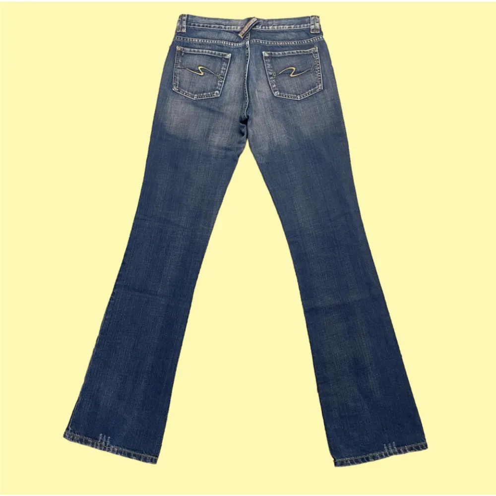 Blå/rosa tvättade bootcut jeans med nitar/stenar på. Storlek 28.. Jeans & Byxor.