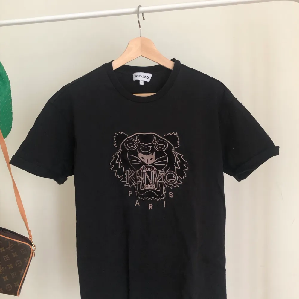 Snygg Kenzo tshirt i M använt bara några gånger . Skjortor.