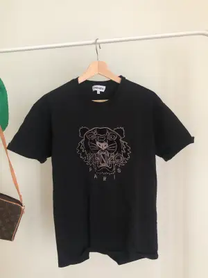 Snygg Kenzo tshirt i M använt bara några gånger 