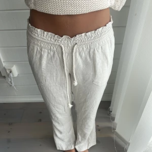 Roxy linnebyxor  - Säljer dessa så fina linnebyxorna från Roxy då det inte kommer till användning.  Byxorna är i jättefint skick då det knappt är använda. Byxorna är upplaga ner till för att passa mig som är 163 cm! 💕
