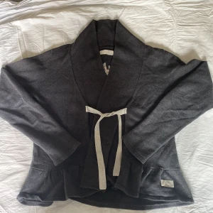 Grå ODD MOLLY kofta - Grå Odd Molly kofta använd men i fint skick. Koftan är i storlek 4 och gjord av  100% bomull.  Kontakta mig för fler bilder eller frågor!⭐️✨