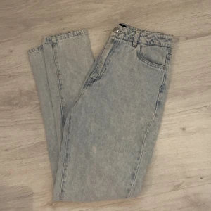 Vero Moda jeans  - Säljer dom för att de var lite för långa och var stora vid midjan. . (Frakten står alltid med i priset men om jag kan lämna det eller möta upp nån blir de billigare)