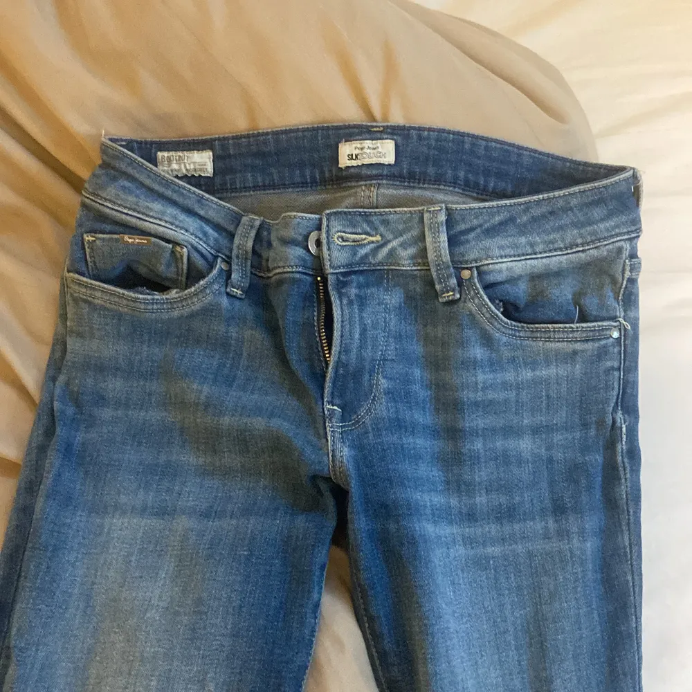 Säljer mina jättefina blå pepe jeans då jag ej tycker att dom passar mig. Dom är i storlek 36. De är lågmidjade bootcut. 300kr + frakt . Jeans & Byxor.