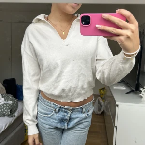 stickad tröja  - säljer denna stickade tröja från new yorker i strl M