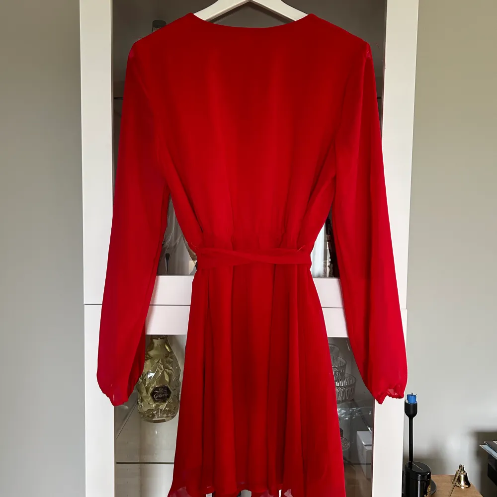 Röd klänning från Nelly Storlek 36 Knyte i midjan Som ny, anvönd endast fåtal gånger. Klänningar.
