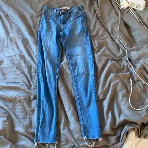 Blåa skinny jeans från Gina i storlek xs. Ganska slitna men funkar fortfarande att använda, sitter fint på💕
