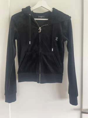 ✨Juicy couture tröja✨ - Använd ett förtal gånger. Är i fint skick, säljs för att jag inte fått mer användning av den. 