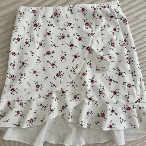 Blommig kjol - En blommig mjuk kjol från Nelly. Använd men i bra skick 