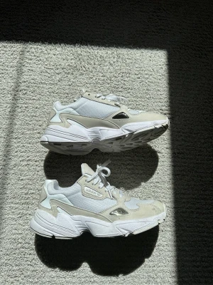 Sneakers -  Adidas sneakers i storlek 38. Nypris 1200