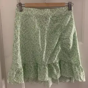 Säljer denna väldigt gulliga kjol från gina tricot då den tyvärr inte passar längre. Den är i väldigt fint skick och sparsamt använd