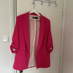 Rosa kavaj Zara - Väldigt fint skick. Använd 2 ggr. Köpt för 800kr Ljusare i verkligheten.  