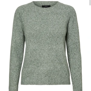 grön stickad tröja!  - Säljer denna gröna stickade tröjan från Vero Moda! Aldrig använd, bara prövad. Perfekt nu till hösten!! Pris kan diskuteras.