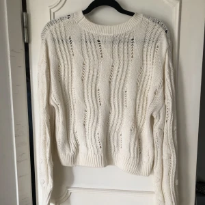 vit stickad tröja - jättefin stickad tröja som jag använt några fåtal gånger, nyskick