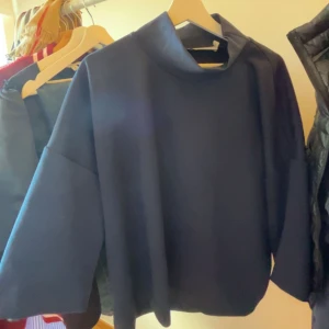 Trekvartsärmade tröja från Carin Wester! - As härlig och sätter sig så fint på kroppen!  Använd fåtal gånger! Passar alla, M,S,L