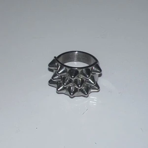 Edblad peak ring - Säljer min fina Edblad ring! Den breda modellen! Super fin! Storlek 17,5 motsvarar M men skulle säga att de passar S också!